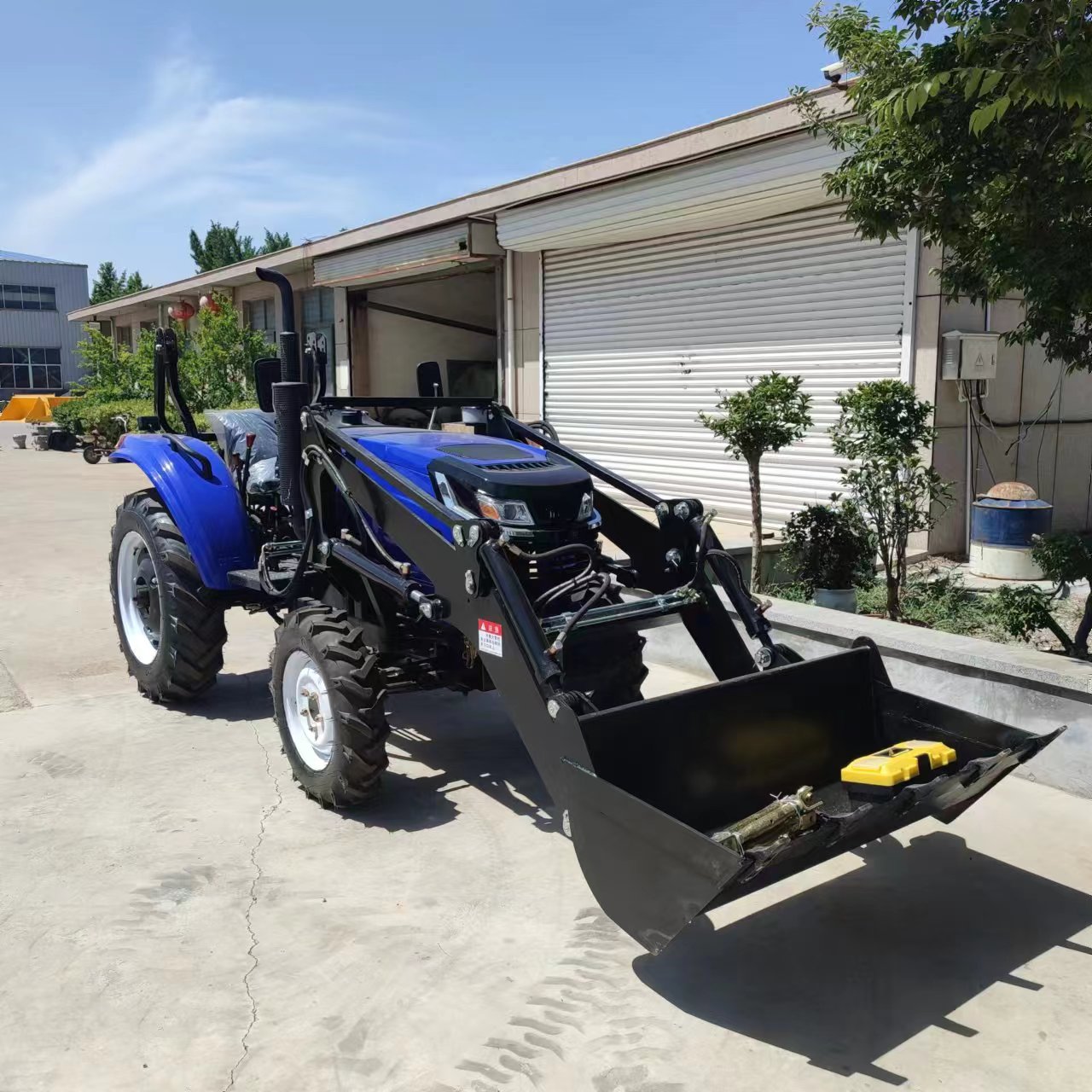 フロントローダーとバックホーを備えた4x4ミニトラクター、ロ - Tractor Backhoe のレビューと価格