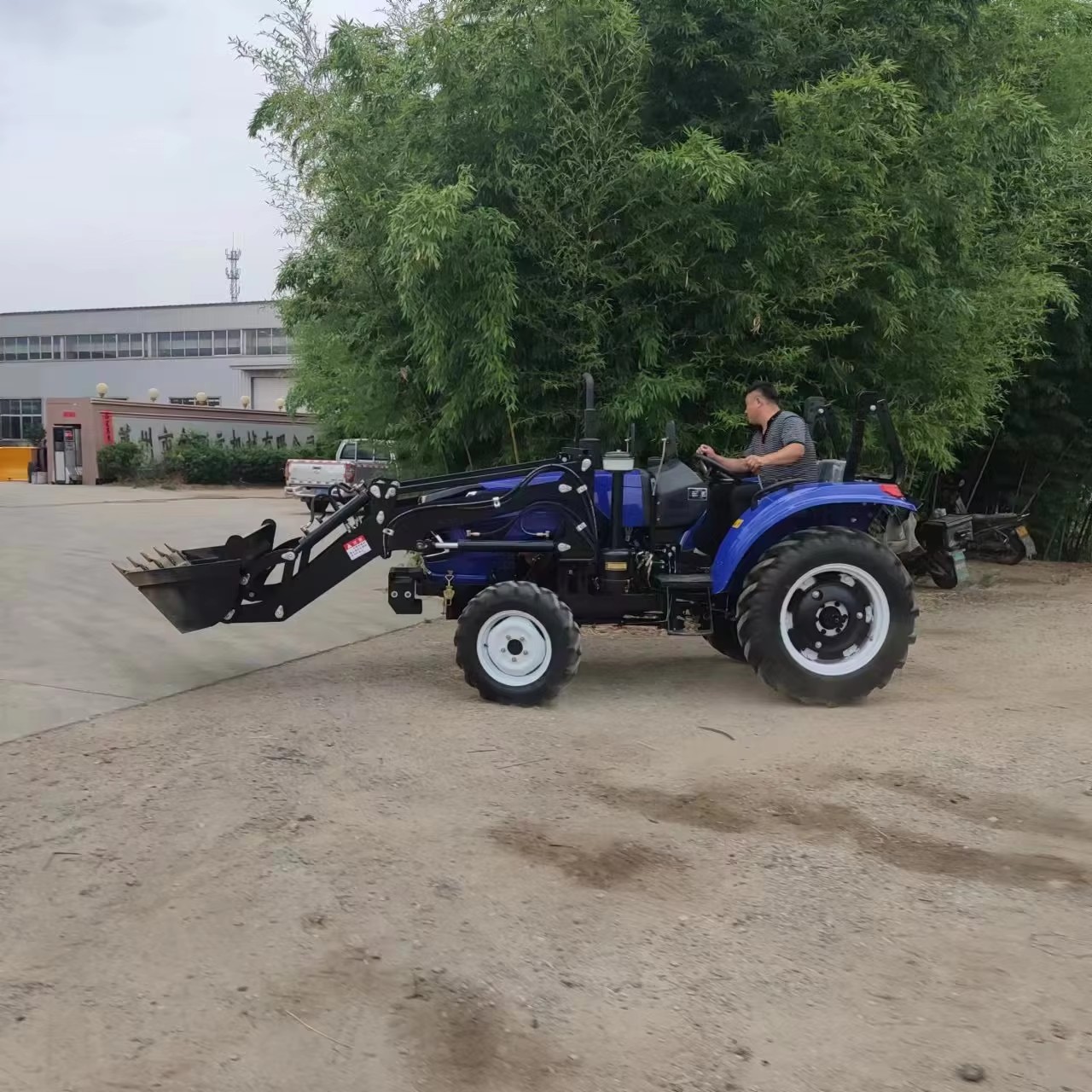 フロントローダーとバックホーを備えた4x4ミニトラクター、ロ - Tractor Backhoe のレビューと価格