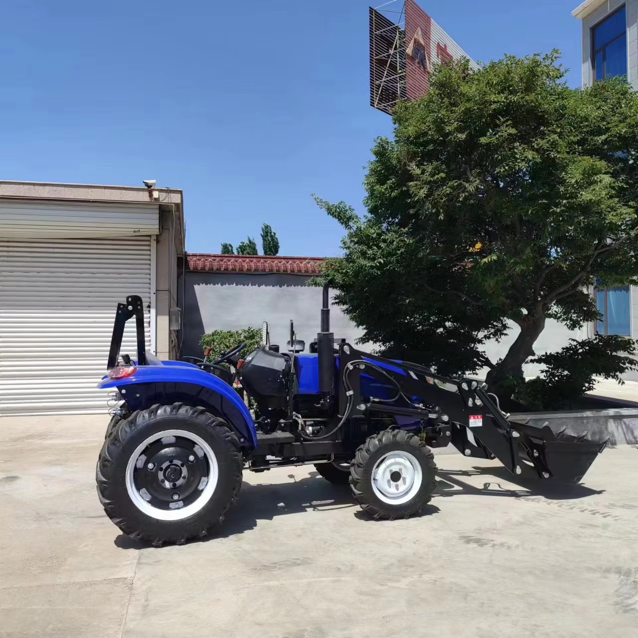 フロントローダーとバックホーを備えた4x4ミニトラクター、ロ - Tractor Backhoe のレビューと価格